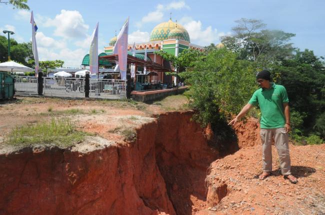 Pengikisan Tanah, Masjid Raya Tanjunguban Terancam Roboh